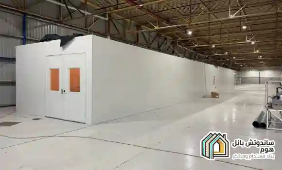 غرف ساندوتش بانل مصممة بألواح معزولة ومثبتة على هيكل معدني لتوفير مساحة عملية ومناسبة للاستخدام