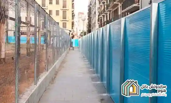 أسوار ساندوتش بانل مركبة على هيكل معدني لتوفير حاجز عملي وخصوصية للموقع