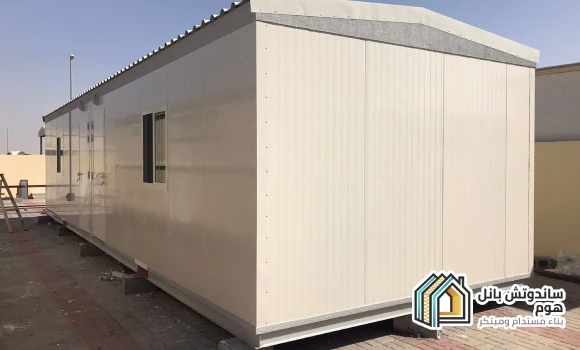 تركيب ملحق من ساندوتش بانل بألواح متناسقة للجدران والسقف مع تصميم مناسب للمساحات الخارجية